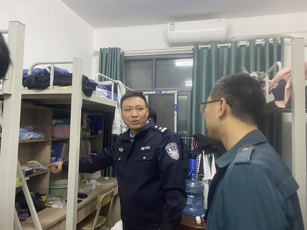 20221014派出所进校巡查1.jpg 20221014派出所进校巡查1.jpg