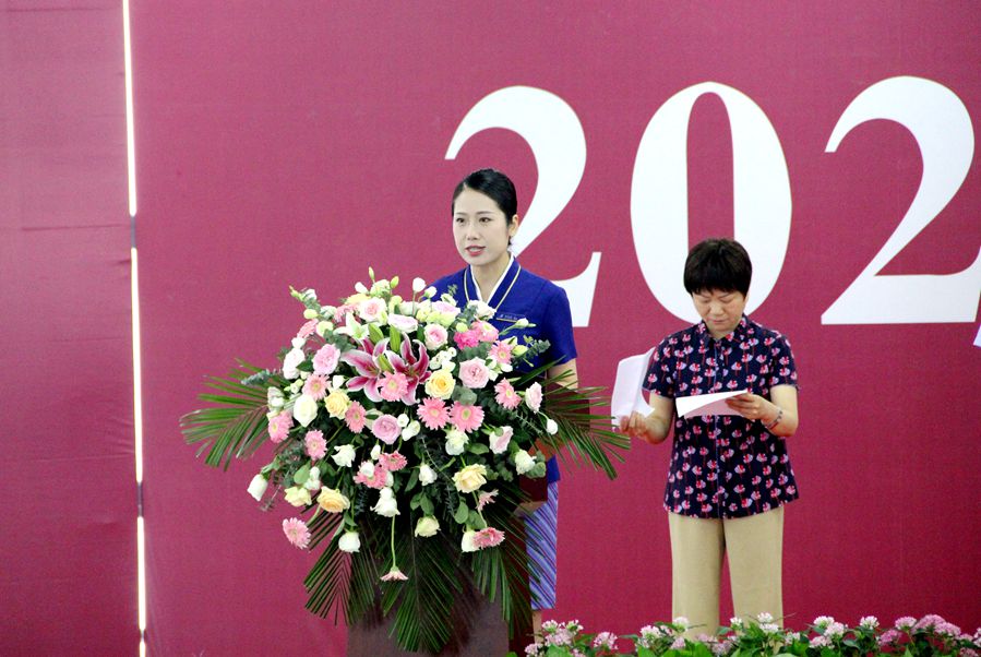 毕业典礼 教师代表发言.jpg